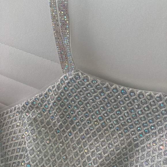 Betsy & Adam Open-back Metallic Mermaid Gown Silver Formal Dress - Picture 4 of 8